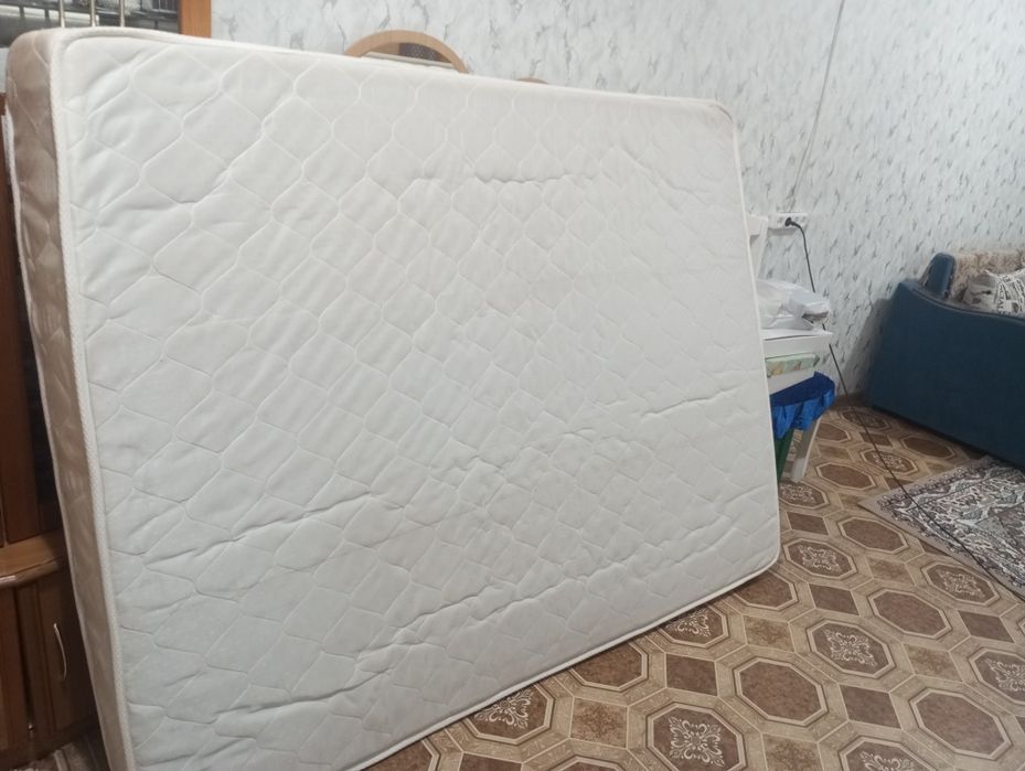 Матрас б/у.За 30тыс. Покупал за 65. 2 метра на метр 45.