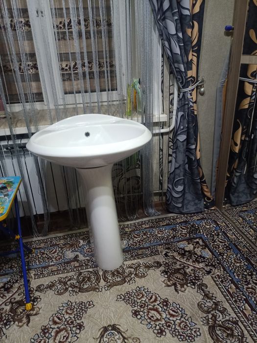 Продам раковину для ванной б/у. Состояние хорошее. 60*57. Торг.