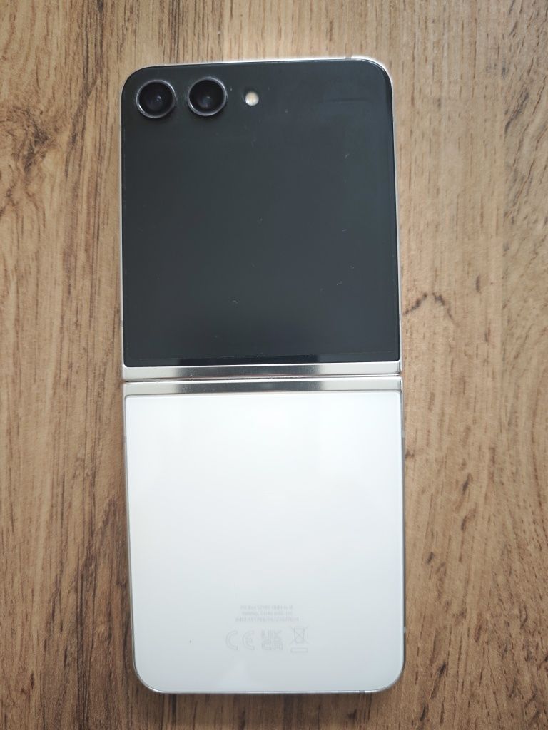 Продавам Galaxy Z Flip5 с гаранция