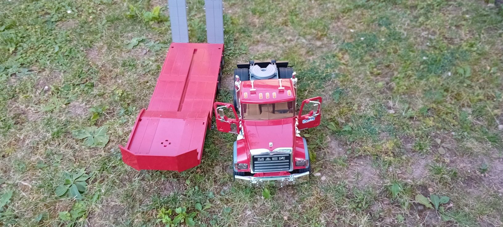 Bruder camion transportator MACK