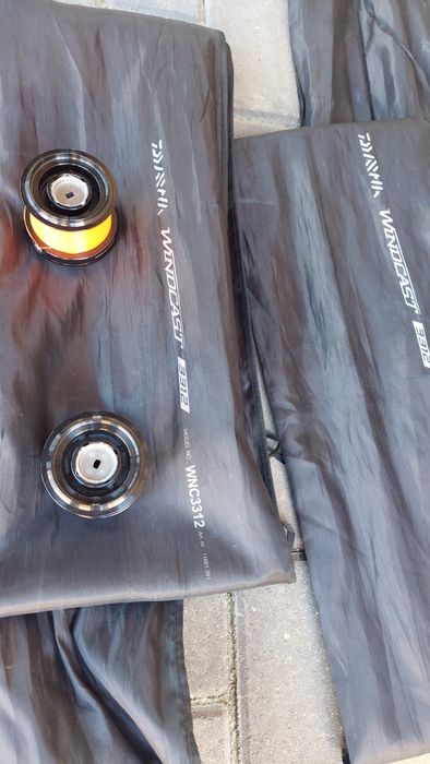 Set crap daiwa windcast: 2 lansete 3.90m 3,5lb/ 2 mulinete 5500qda