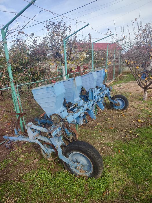 Tractor 445 cu utilajele