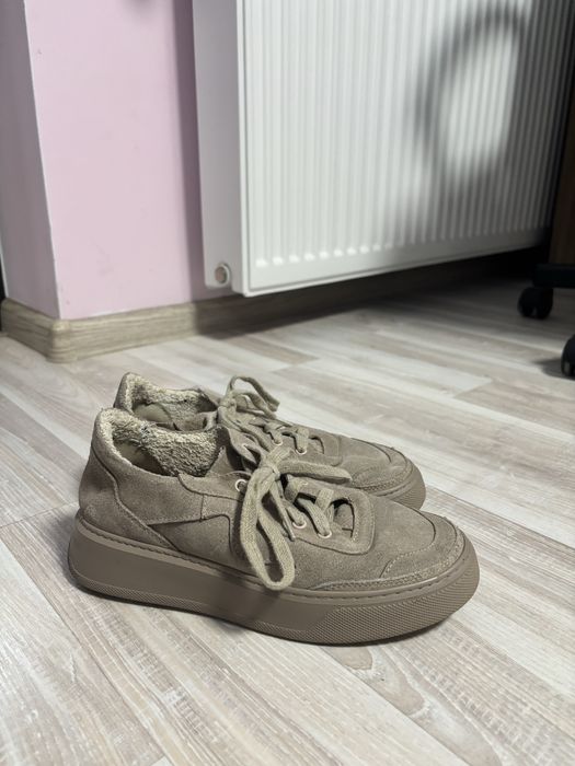 Светлокафяви обувки на висока подметка