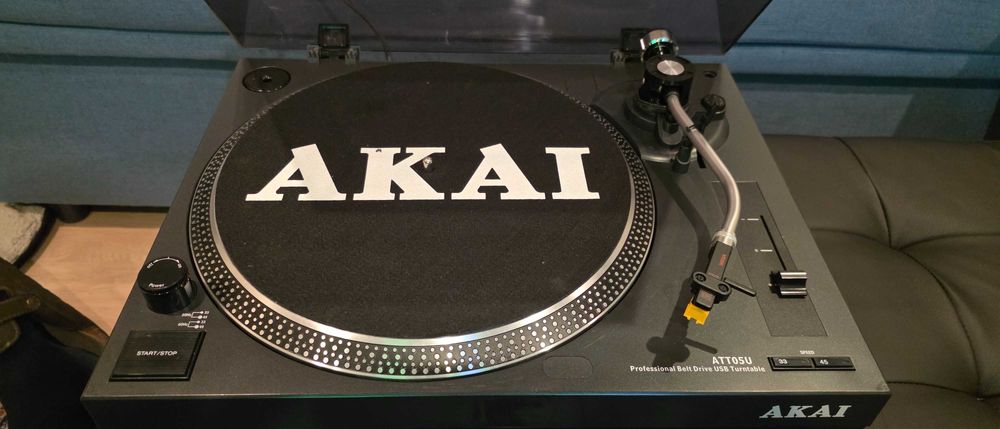 Продавам перфектен грамофон AKAI ATT05U