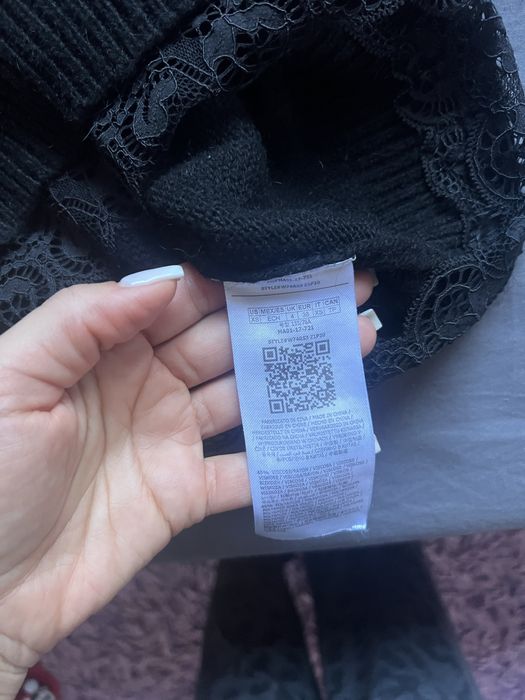 Вълнен пуловер на марката Guess