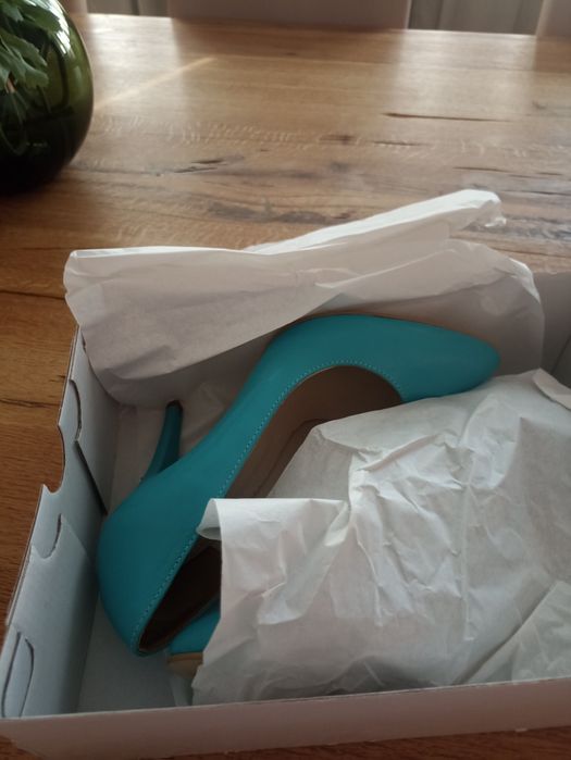 Vând pantofi stiletto NOI, nepurtati , piele turcoaz, marca Ancolette