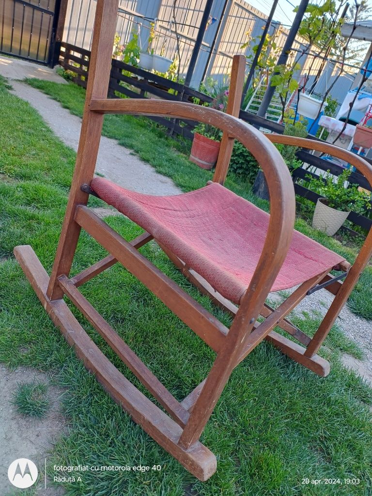 Scaun vechi de lemn pliabil