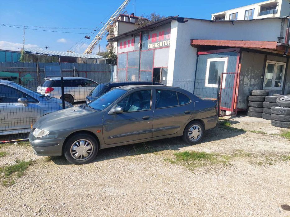 Продавам Рено Меган