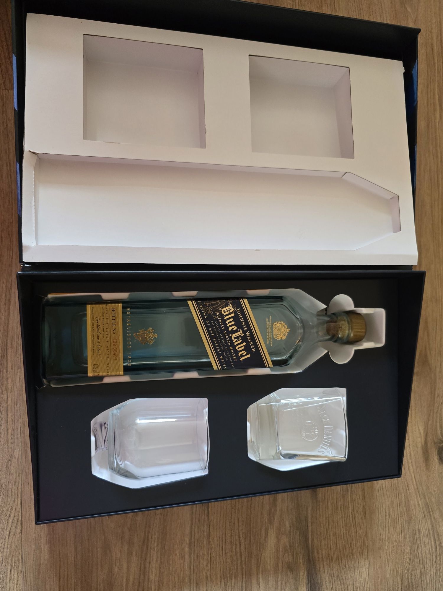 Кутия с бутилка от Johnnie Walker Blue Label синьо джони