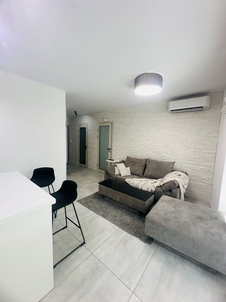Дава се под наем Тристаен апартамент в Варна, Бриз - 85 кв.м за 1000 € - Снимка #2