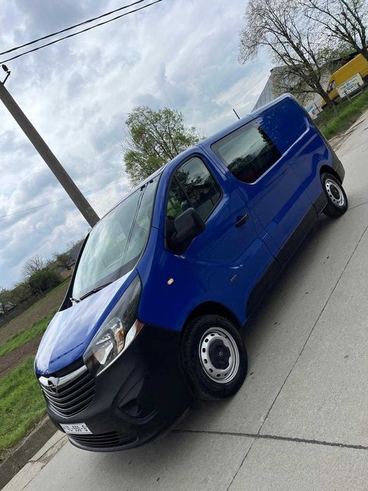 Vand opel vivaro cu 5 locuri si duba nu renault
