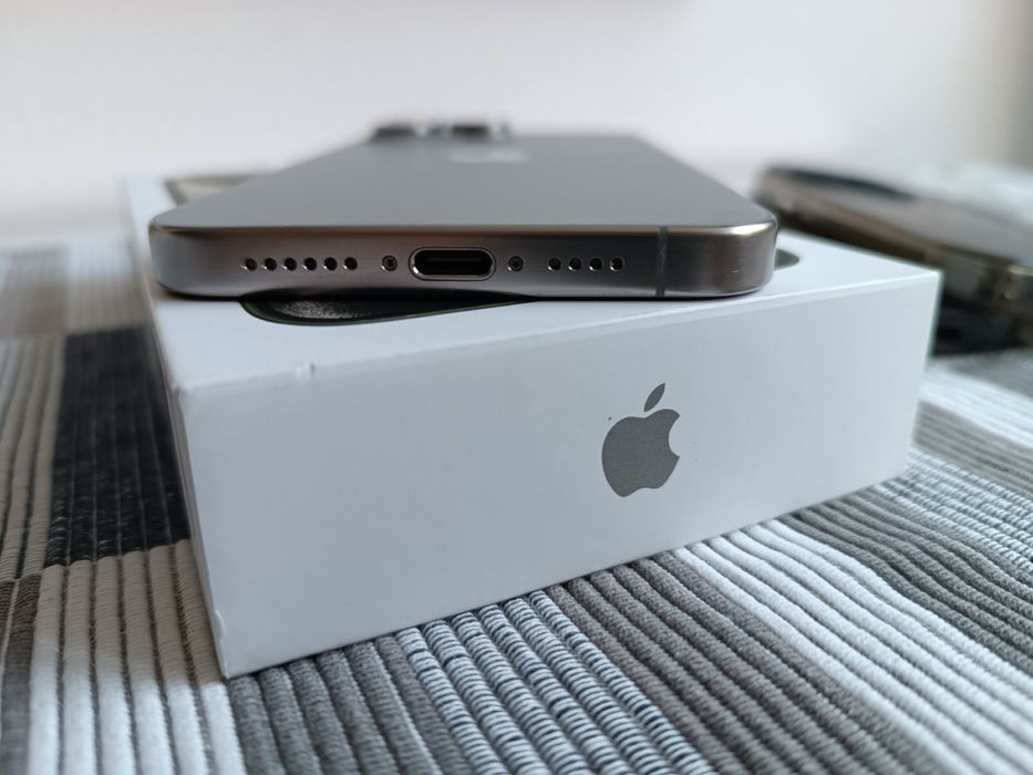 Iphone 15 Pro Max 256GB В гаранция до 03/05/2026г + 4кейса подарък