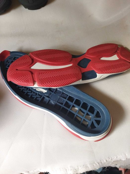 Продав подошву на кроссовки