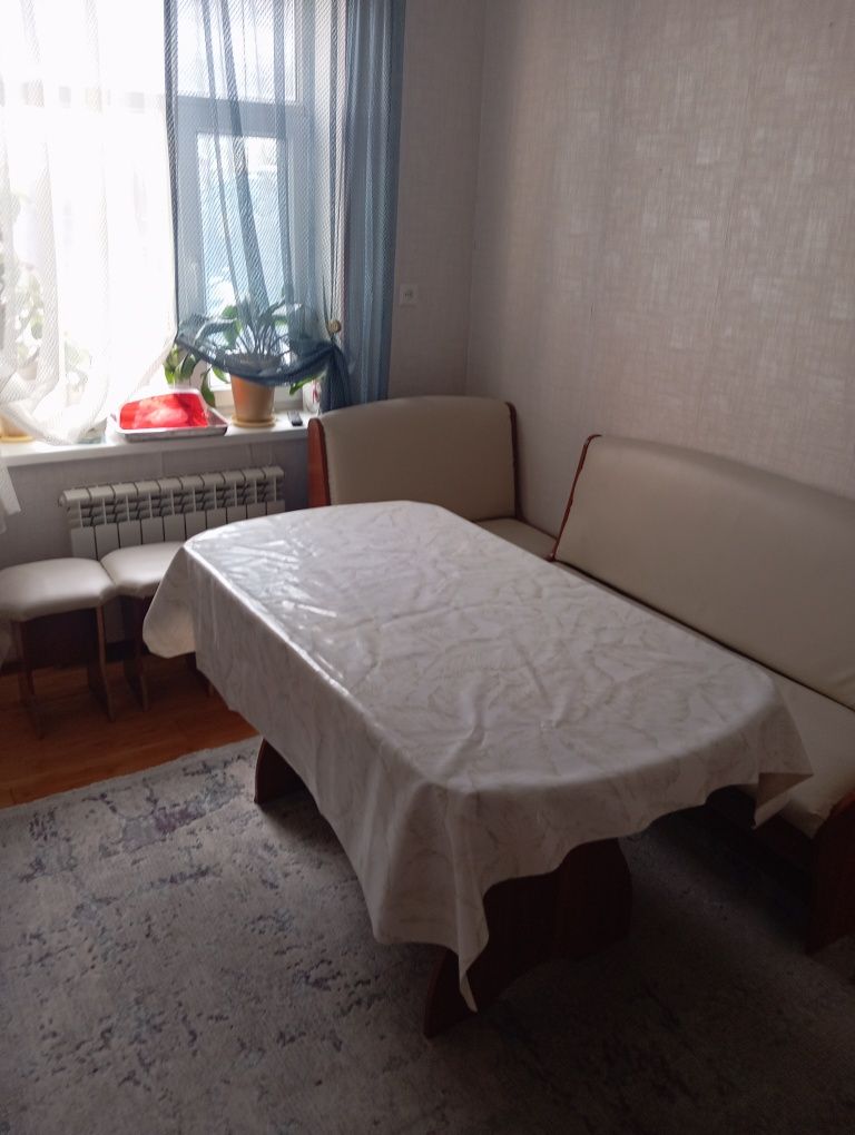 Кухонный стол с табуретками