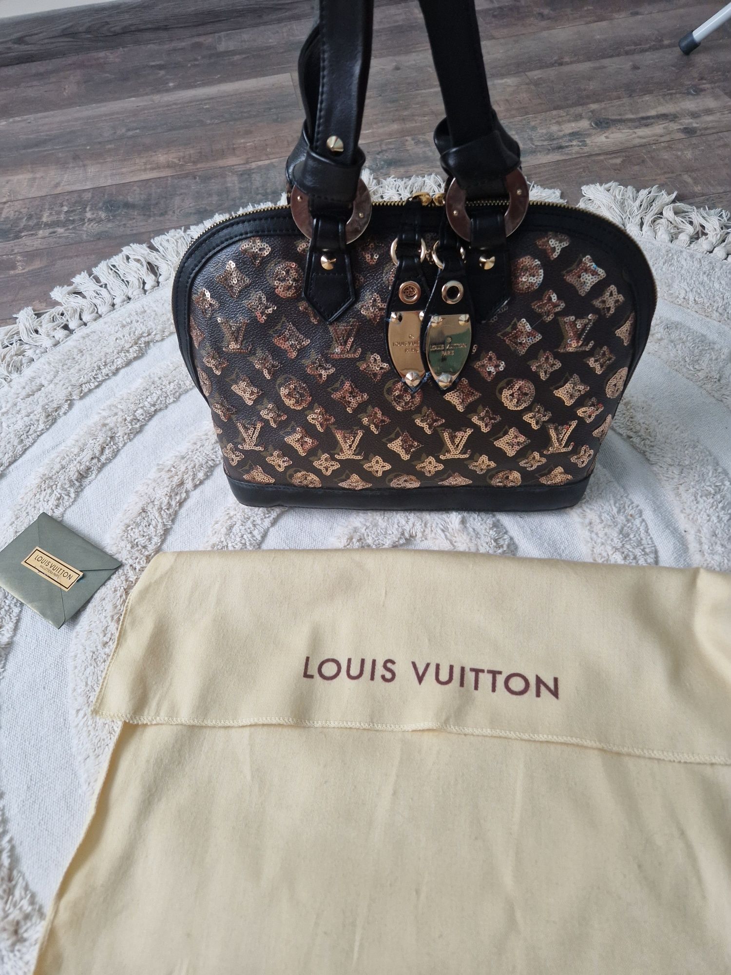Lui Vuitton Луксозна дамска чанта в кафяв цвят със златисти пайети