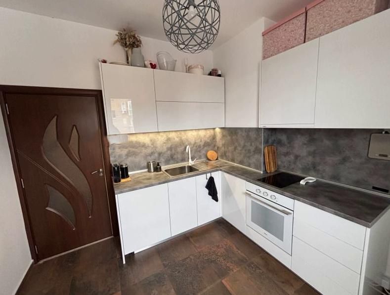 Тристаен, под наем, Център-НДК