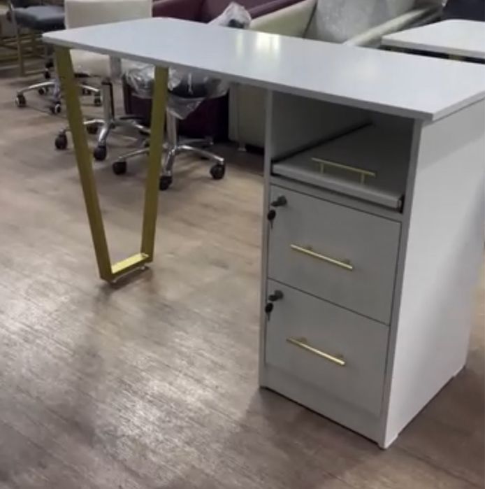 Маникюрный стол