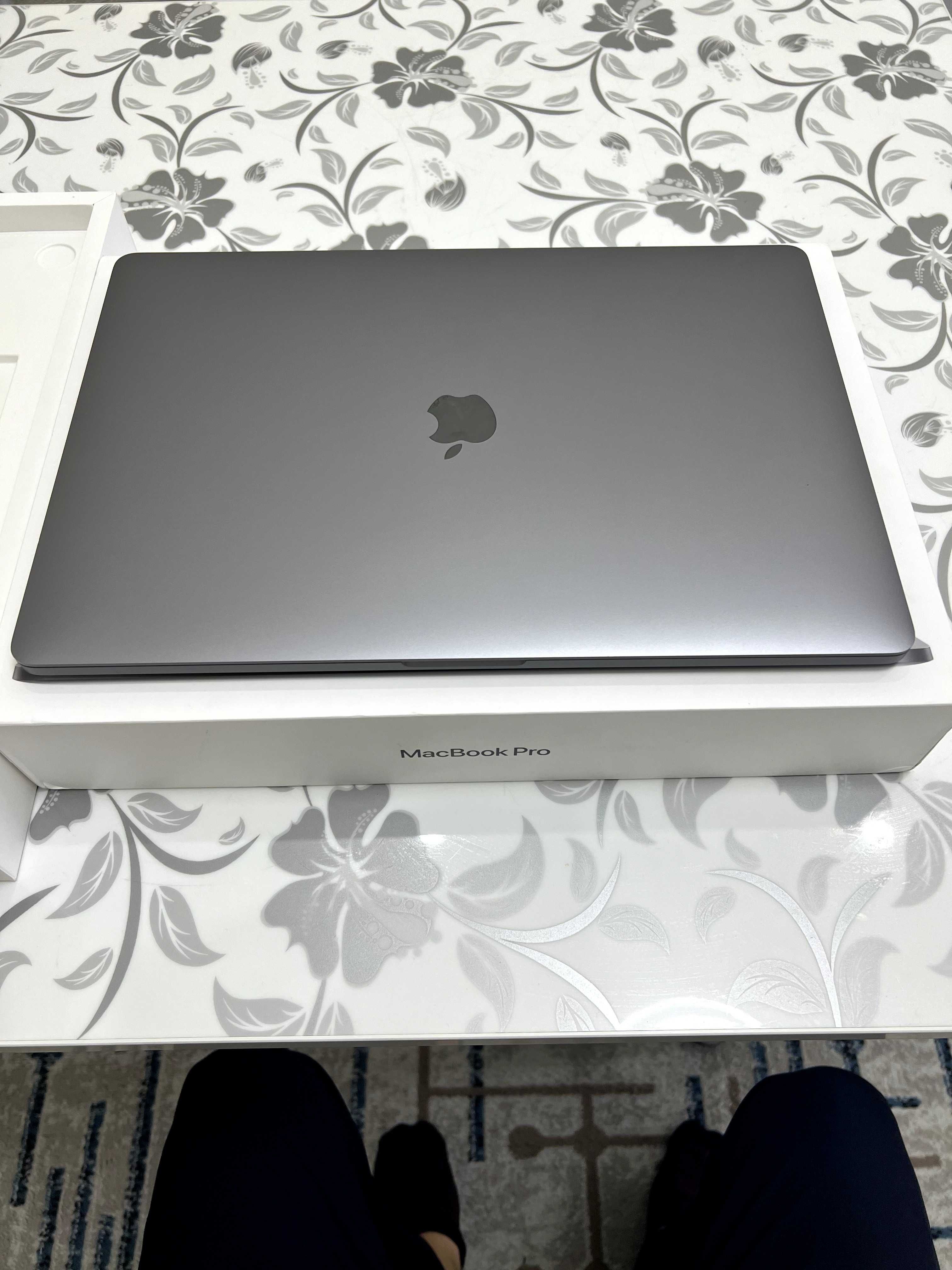 Apple MacBook Pro 16" 6 Core i7 16 ГБ, 512 ГБ SSD, «серый космос»