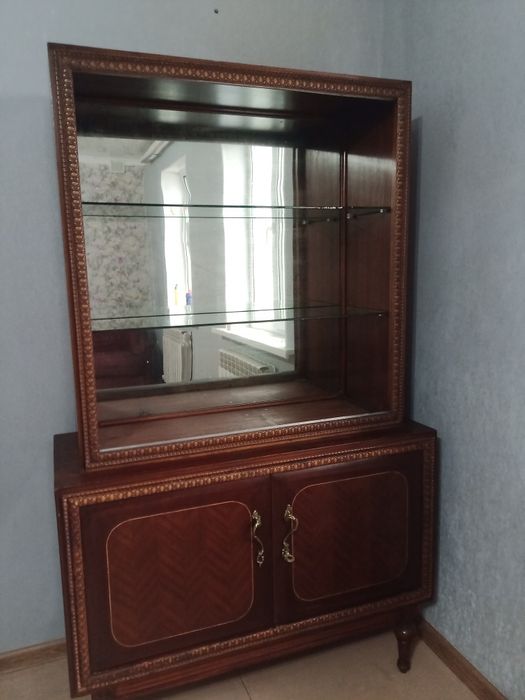 Антикварный сервант из дерева