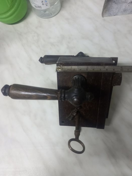 Старинна брава с ключ