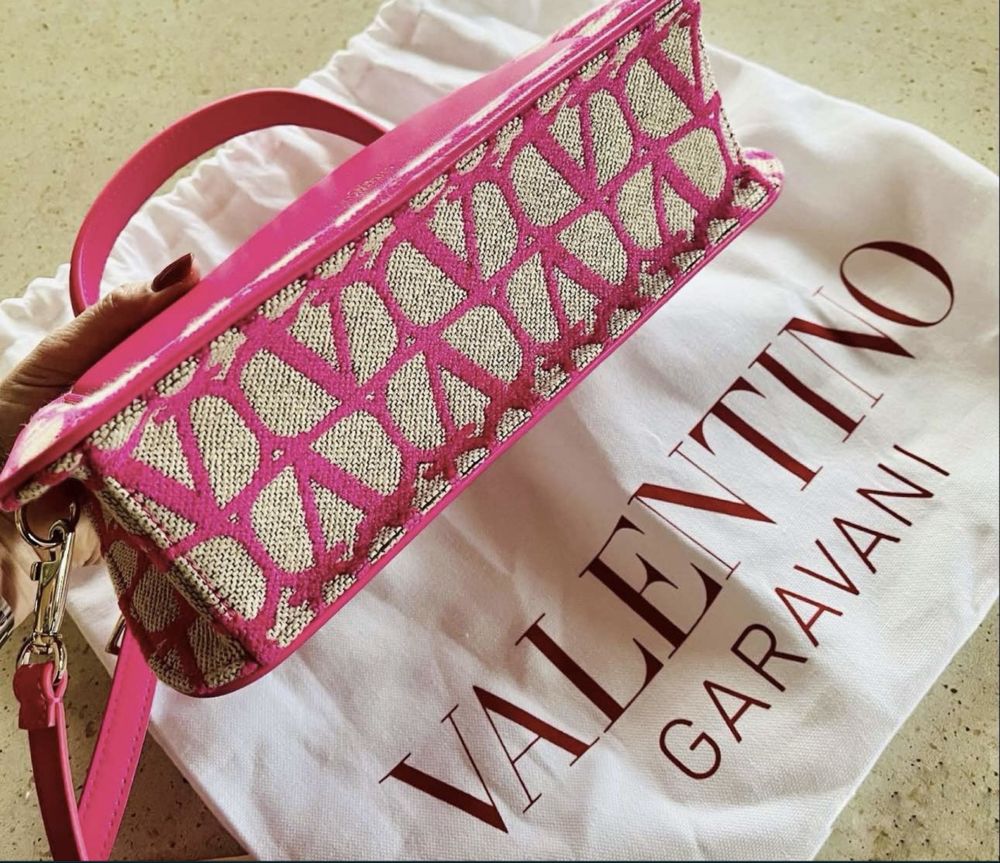VALENTINO GARAVANI Оригинална Чанта, купена 4159лв, продава се 2059лв