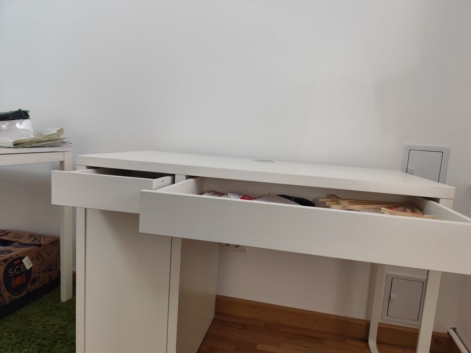 Birou  alb cu doua sertare și saptiubde depozitare