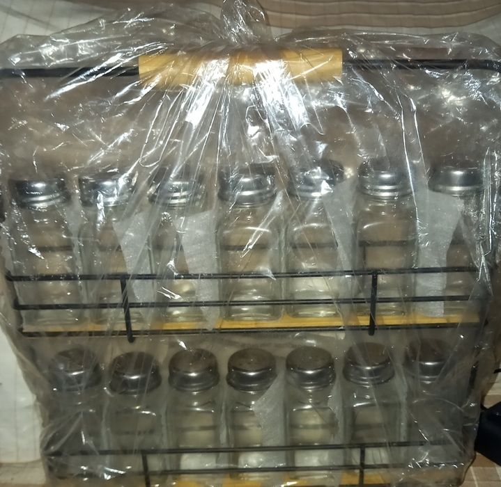 Стойка с бурканчета за подправки.