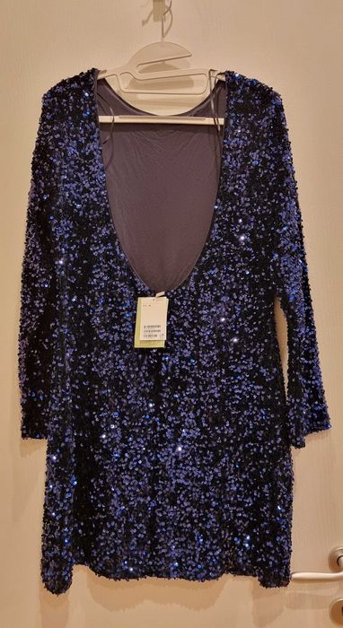 Нора рокля H&M с пайети и дълбоко изрязан гръб