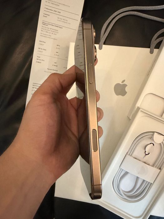 iPhone 16 Pro Max Dessert Titanium Перфектен Айфон 16 Про Макс Златен