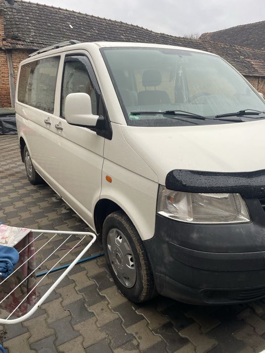 Vand wv t5 8+1 sau schimb cu nissan navara d40