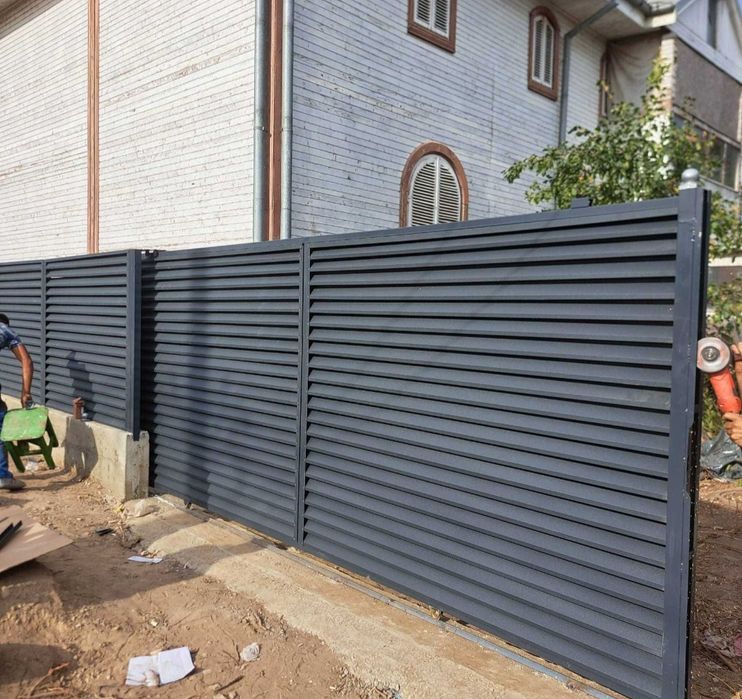Construim garduri si porti din sipca metalica, panouri stil jaluzele,