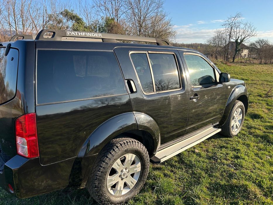 Nissan pathfinder.   Nv