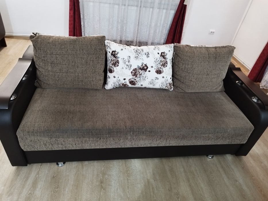 Vand Canapea extensibila + fotolii, stare foarte buna