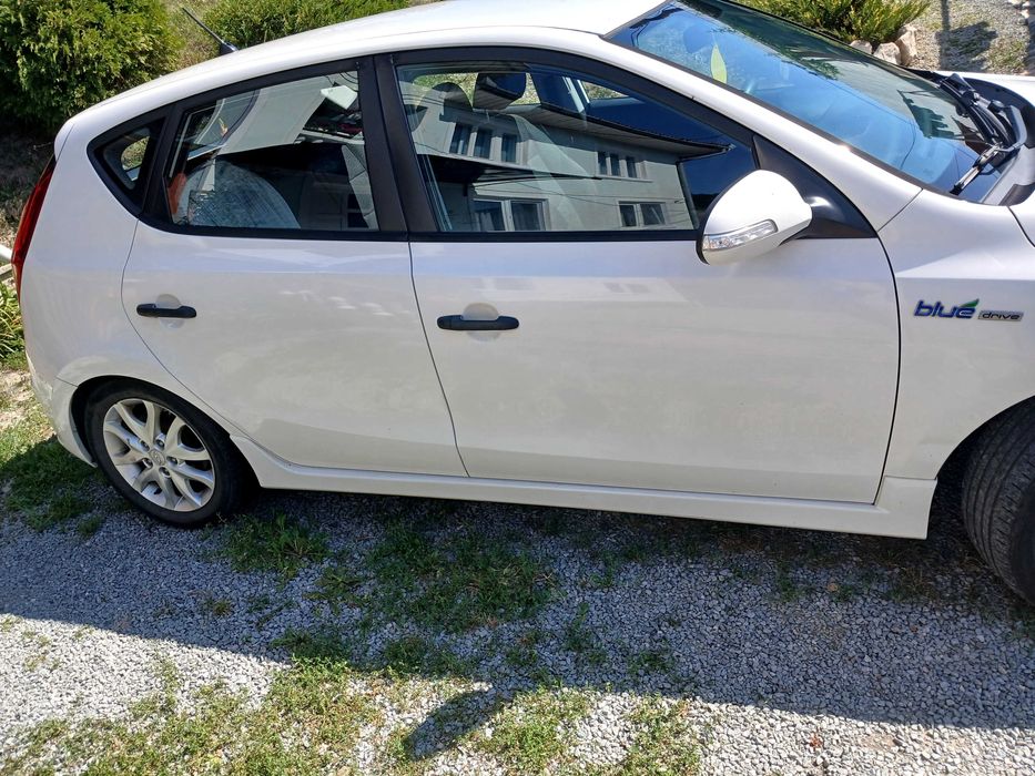 Vand Hyundai i30, 1.6,an fabricatie 2011, pret 3 200 euro negociabil
