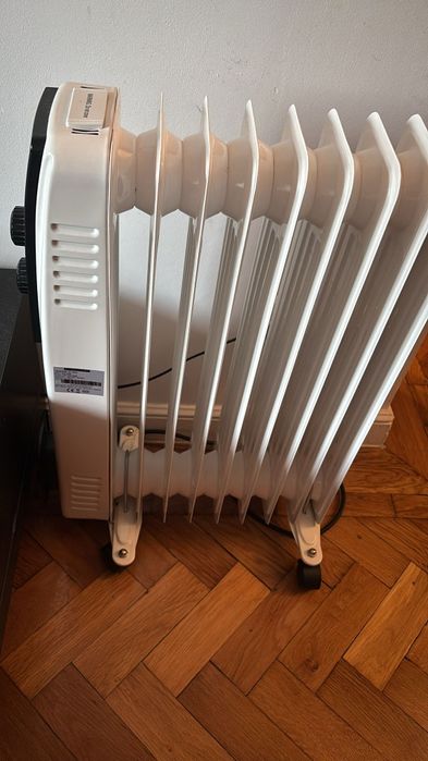 Calorifer electric cu ulei HEINNER – 9 elementi, 2000W