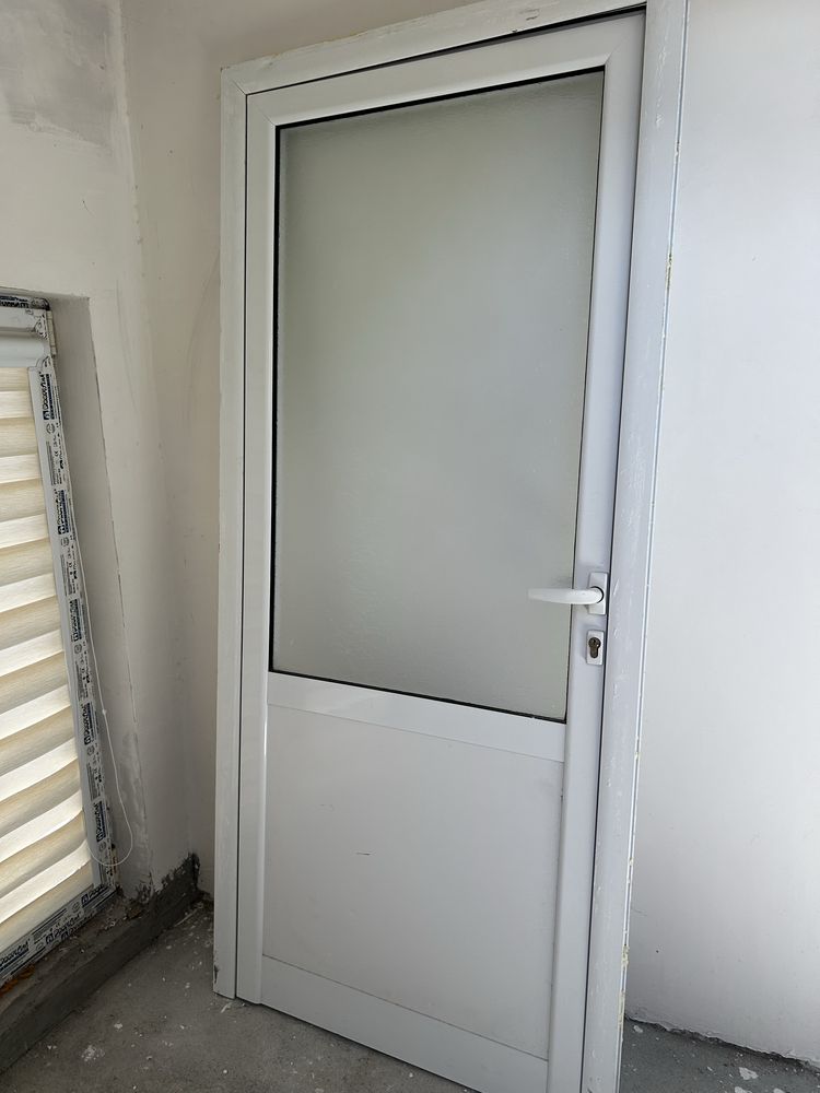 Продавам алуминиеви врати със стъкло и плътни