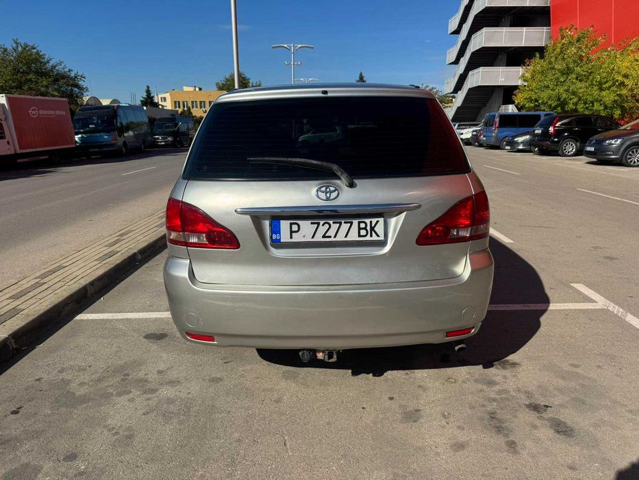 Продавам Toyota Avensis verso