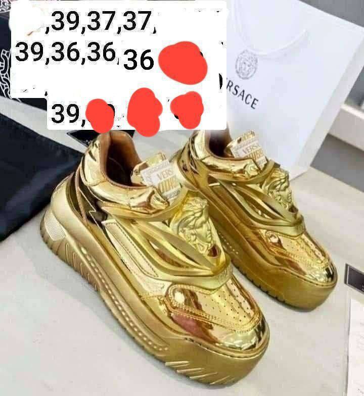 Adidași versace auriu