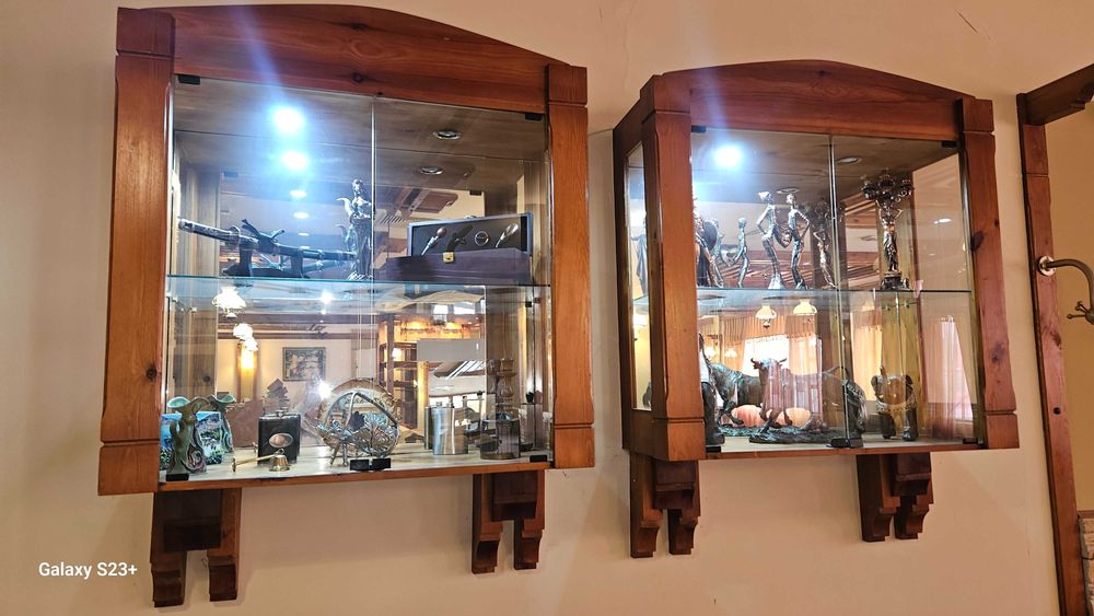 Масивен дървен шкаф - витрина