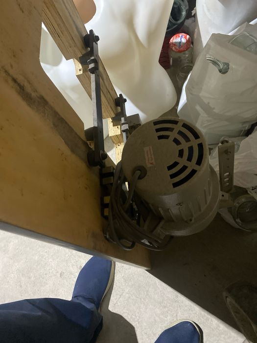 Продаются швейные машинки аверлок и распашивалка состояние хорошое