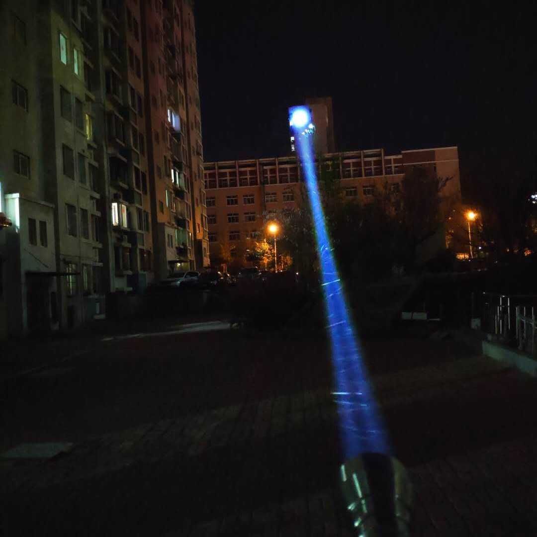 Lanterna led tip Laser telezoom afisaj electronic ,raza 700 metri !