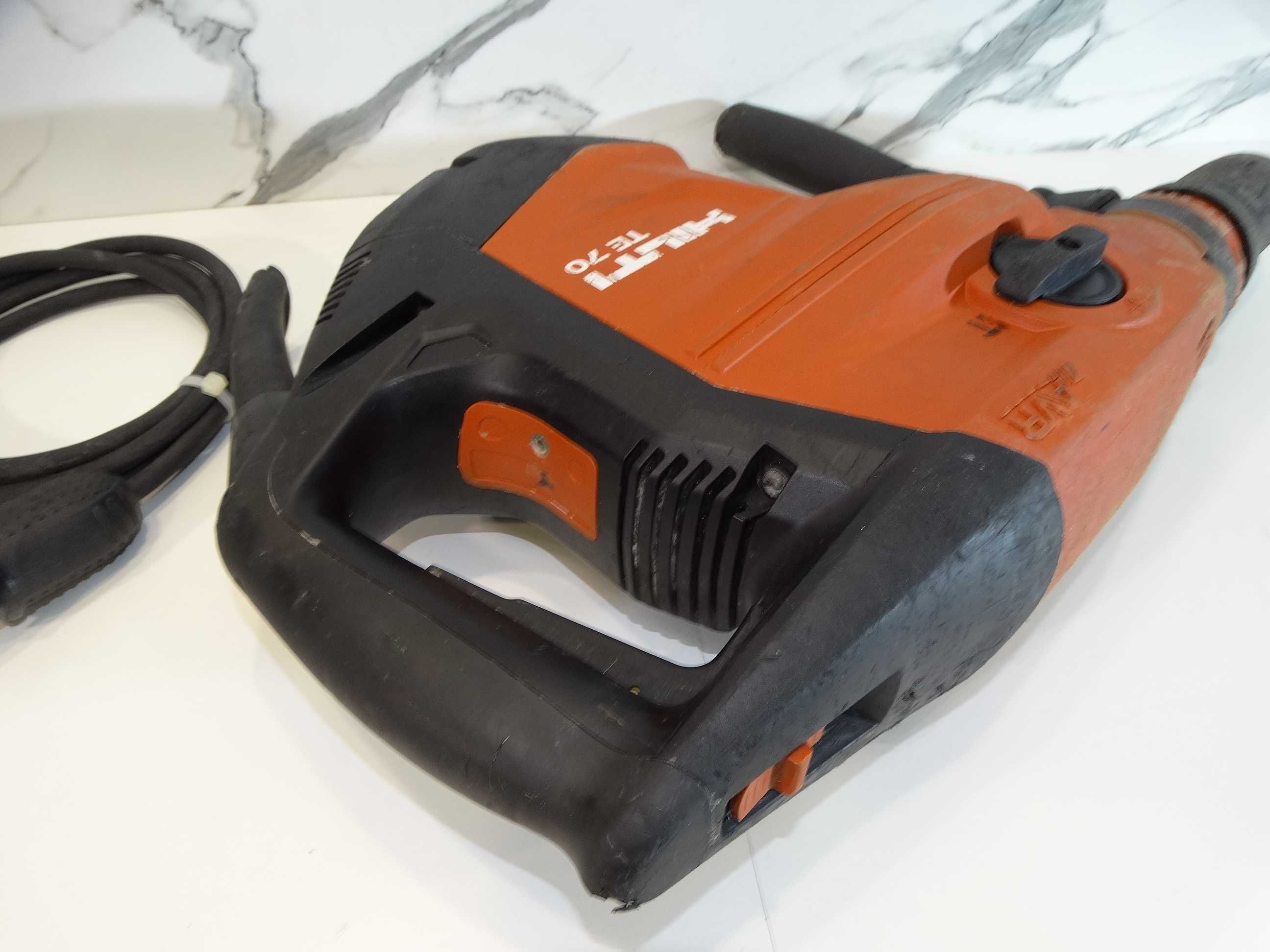 Резервиран - Hilti TE 70 AVR - Ударо пробивна машина 11.5 J