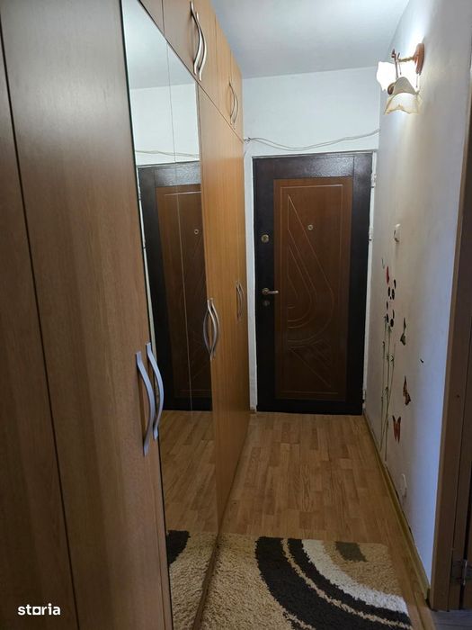 Vând apartament cu 2 camere ,etaj 2,zona centru,mobilat
