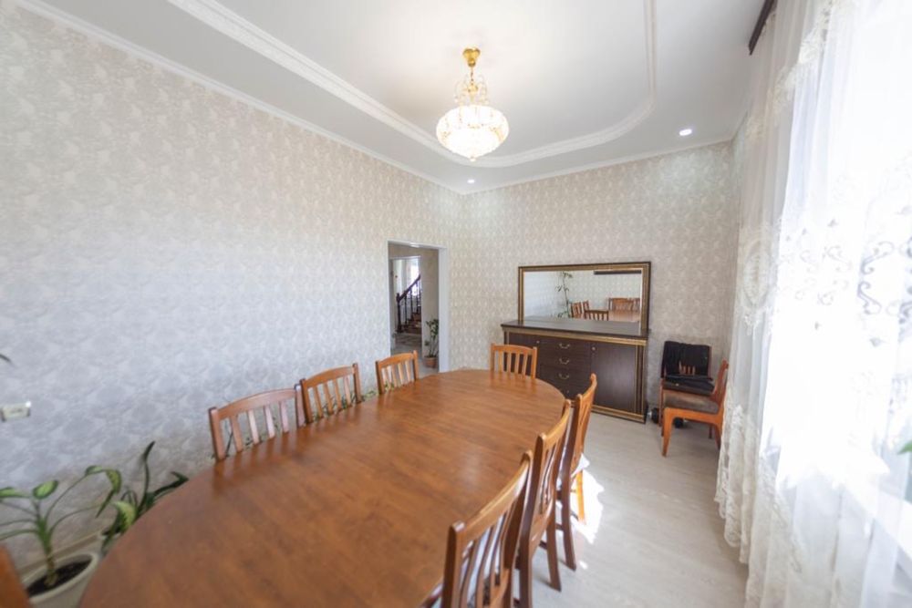 Мебель для гостинной стол и шкаф