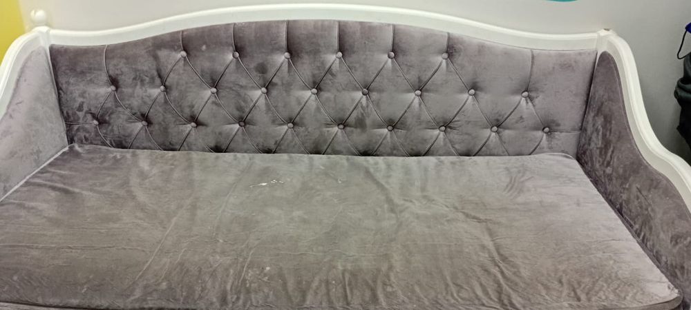 Диван из дерево велюр