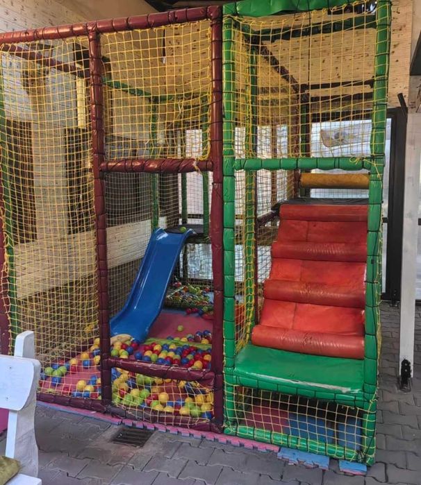 Детски кът, лабиринт с пързалка