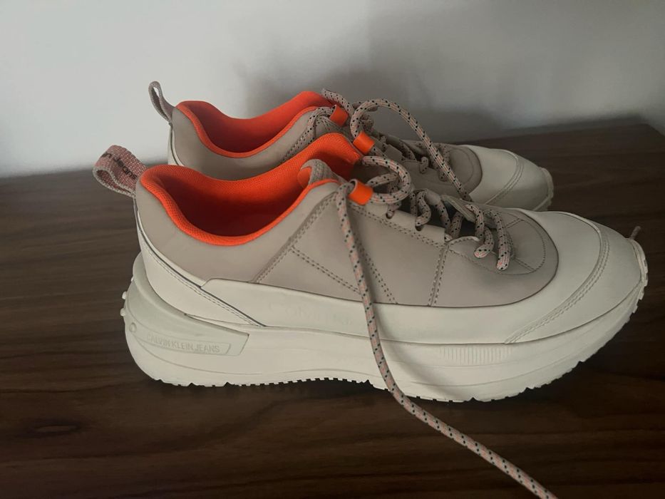 Adidas de culoare argintiu cu portocaliu