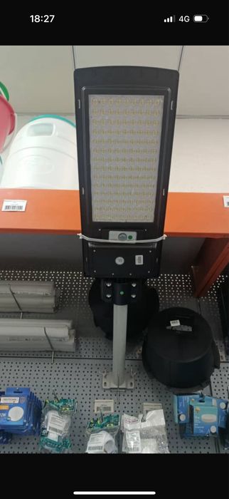 Уличный фонарь со встроенный солнечный батарее