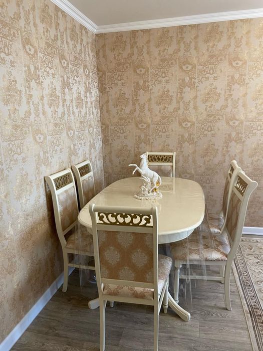 Стол со стульями