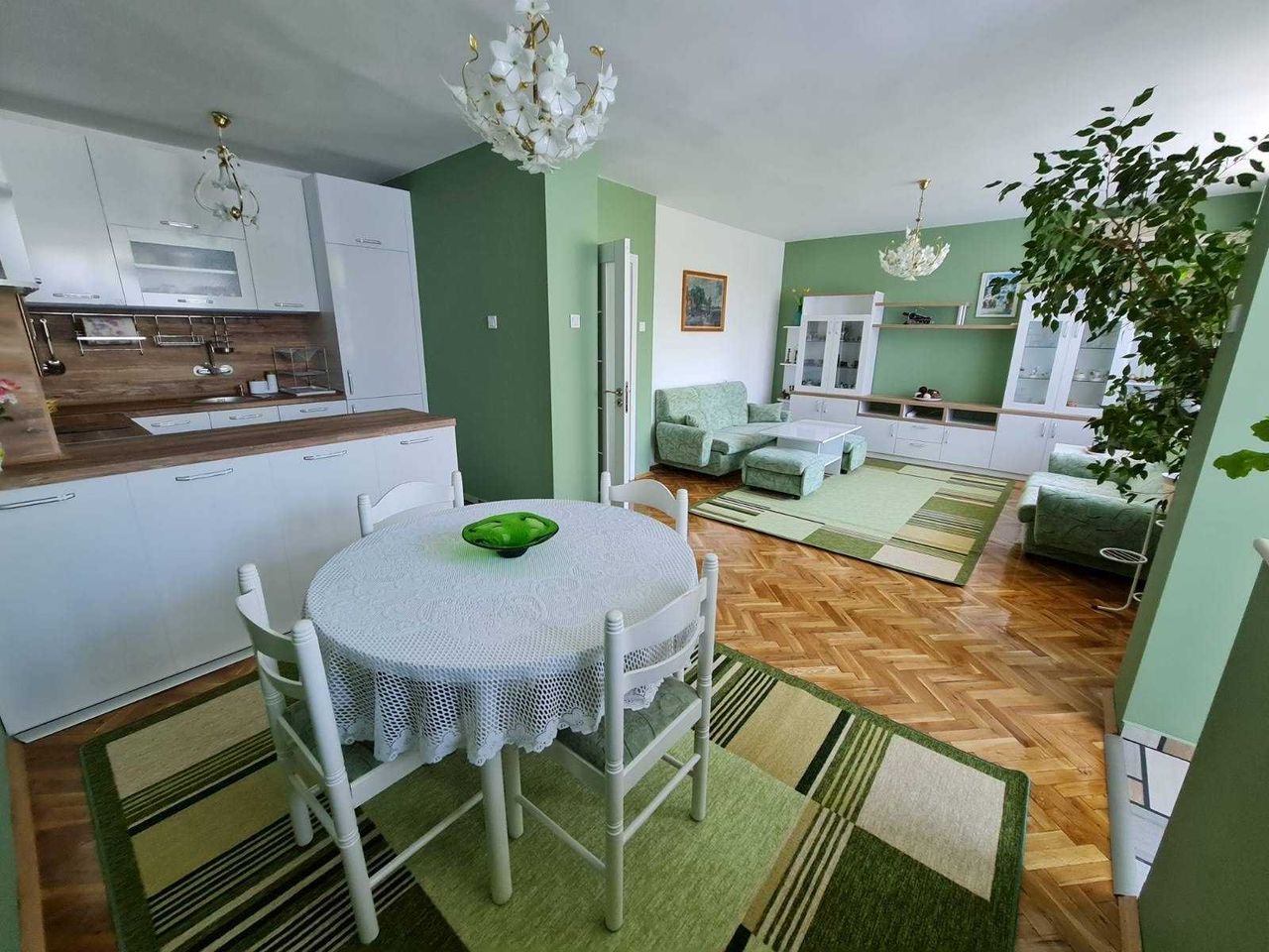 Дава се под наем Тристаен апартамент в Бургас, Славейков - 96 кв.м за 675 € - Снимка #1